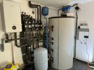 Gasketel, pompgroepen en buffervat in de technische ruimte, realisatie Aqua & Fire