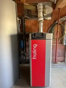 Fröling S4-houtketel naast het buffervat, project S4 Biomassa houtketel Fröling