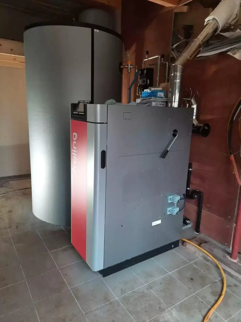 Houtketel met buffervat in de stookruimte, project S4 Biomassa houtketel Fröling