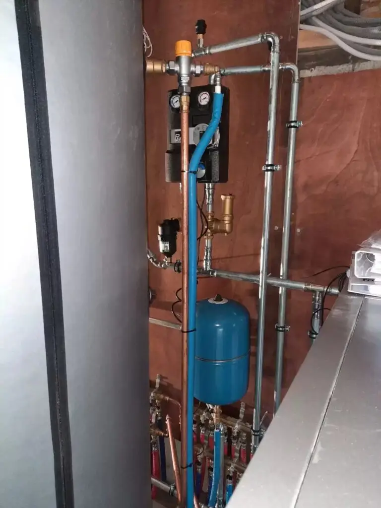 Leidingen en expansievat naast de buffer, project S4 Biomassa houtketel Fröling