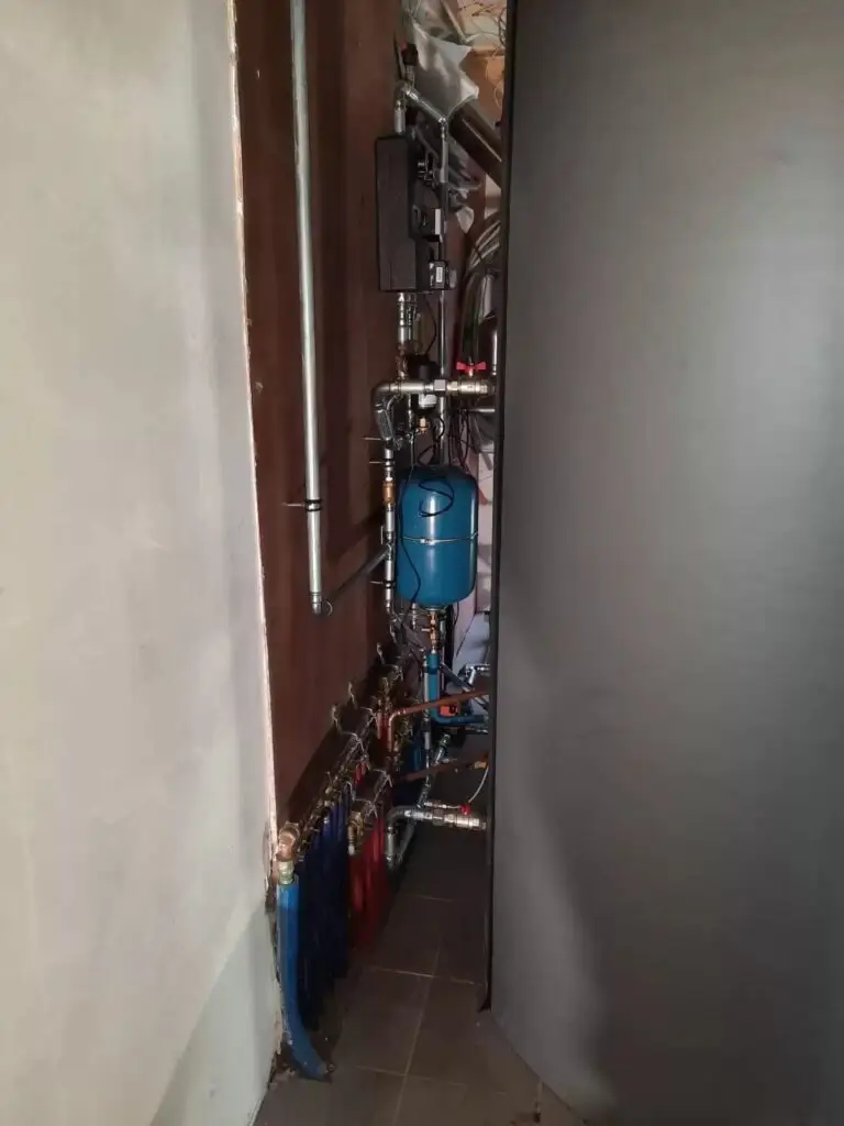 Leidingen in een smalle ruimte naast de buffer, project S4 Biomassa houtketel Fröling
