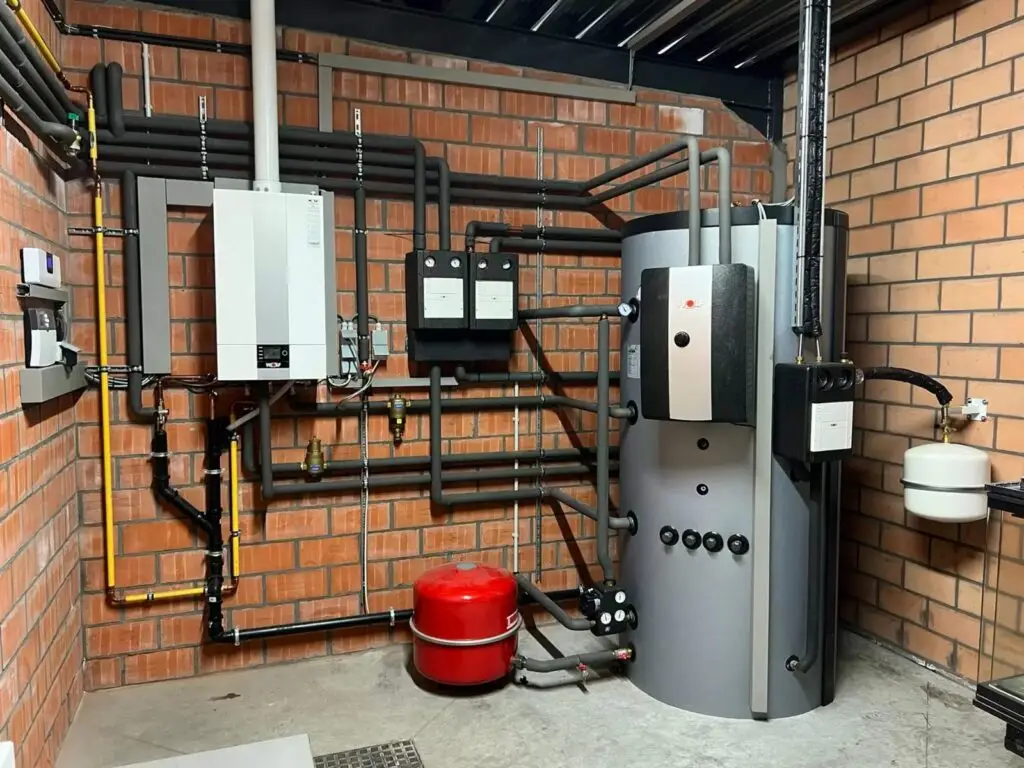 Gasketel, regeling en boiler tegen een bakstenen muur, project Toonzaal Alpha-heating