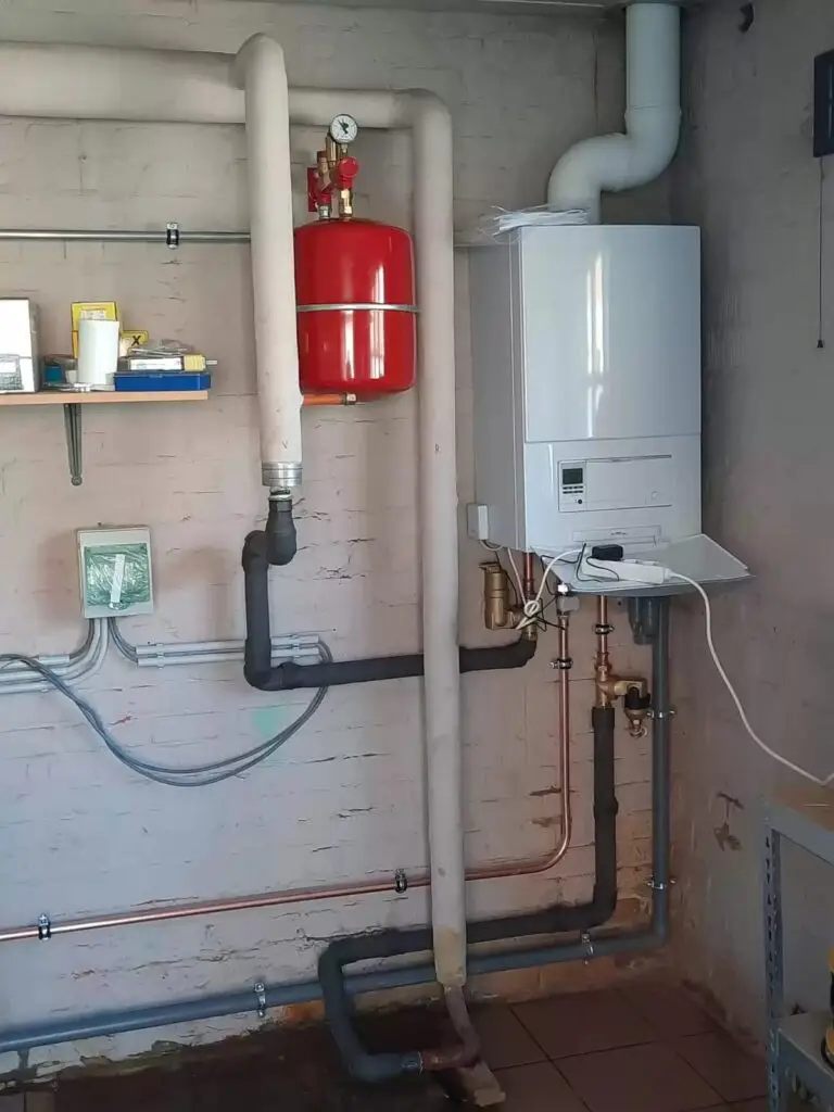 Nieuwe ketel met expansievat aan de muur, realisatie Aqua & Fire