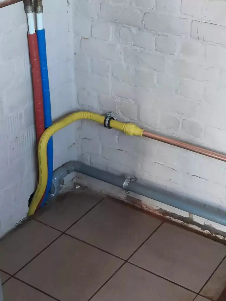 Nieuwe leidingen in de hoek van de ruimte, realisatie Aqua & Fire