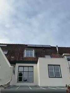 PVT-panelen op het dak van een rijwoning, project PVT installatie met warmtebuffer