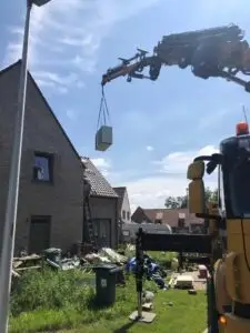 Kraan hijst de koelunit in de tuin, project Koud water koel-installatie