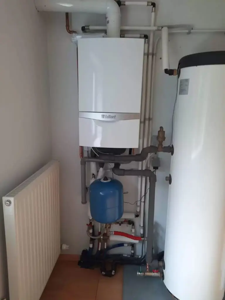 Gasketel naast de boiler, realisatie Aqua & Fire