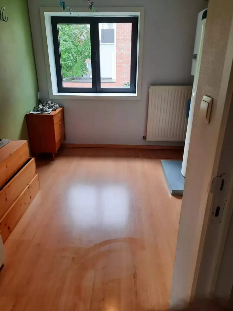 Afgewerkte kamer met radiator, realisatie Aqua & Fire
