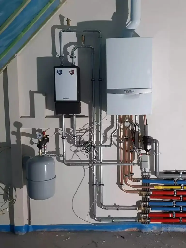 Nieuwe gasketel met verdeling en leidingen, realisatie Aqua & Fire
