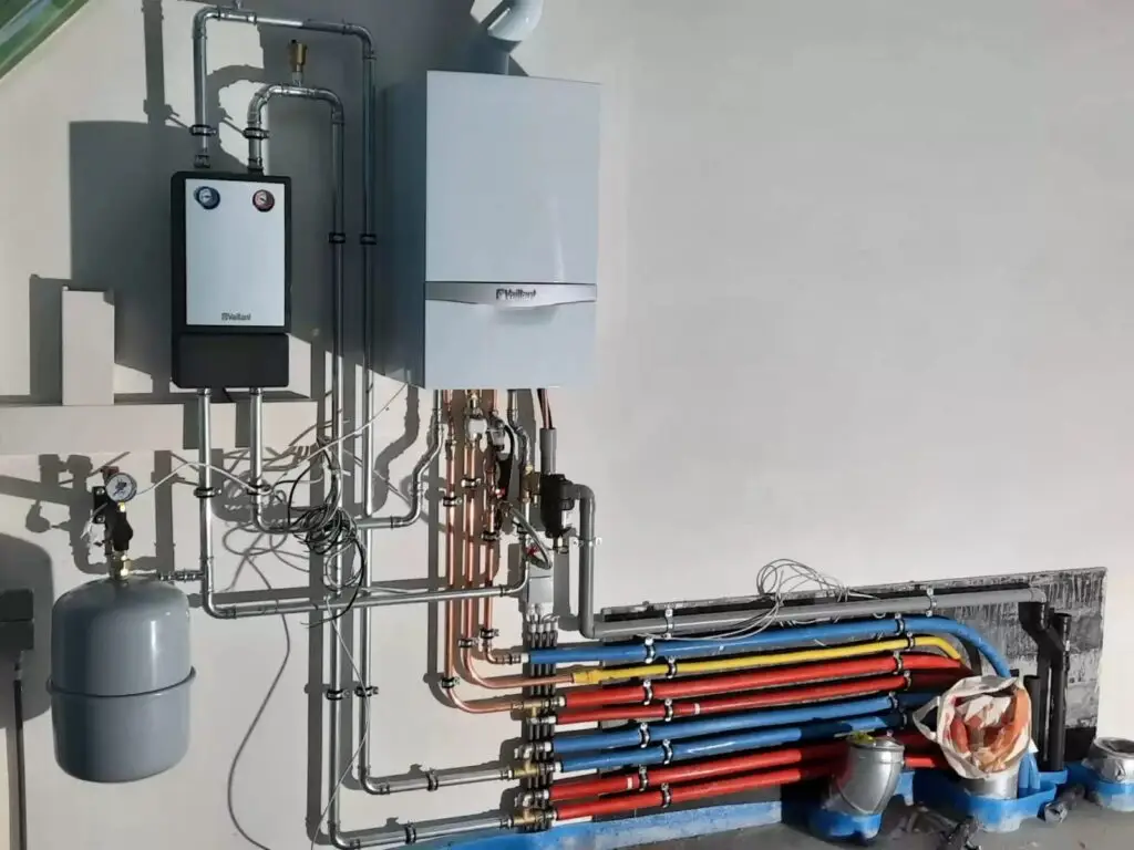 Gasketel met rode en blauwe leidingen, realisatie Aqua & Fire