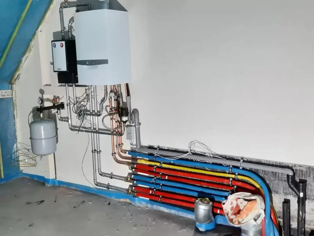 Gasketel met expansievaten en leidingen, realisatie Aqua & Fire