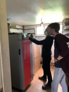Klanten bekijken de Fröling-kachel, realisatie Aqua & Fire