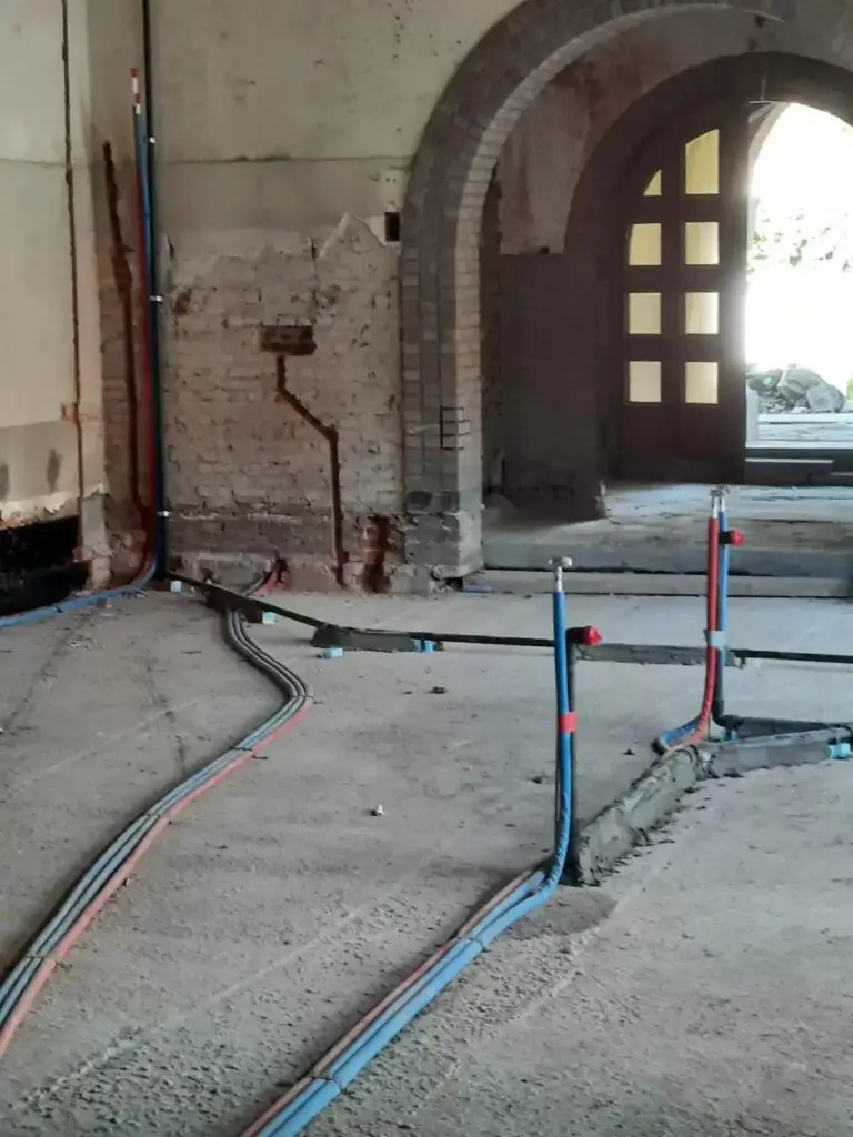Leidingen op de vloer van de kapel, project Installatie kapel Turnhout