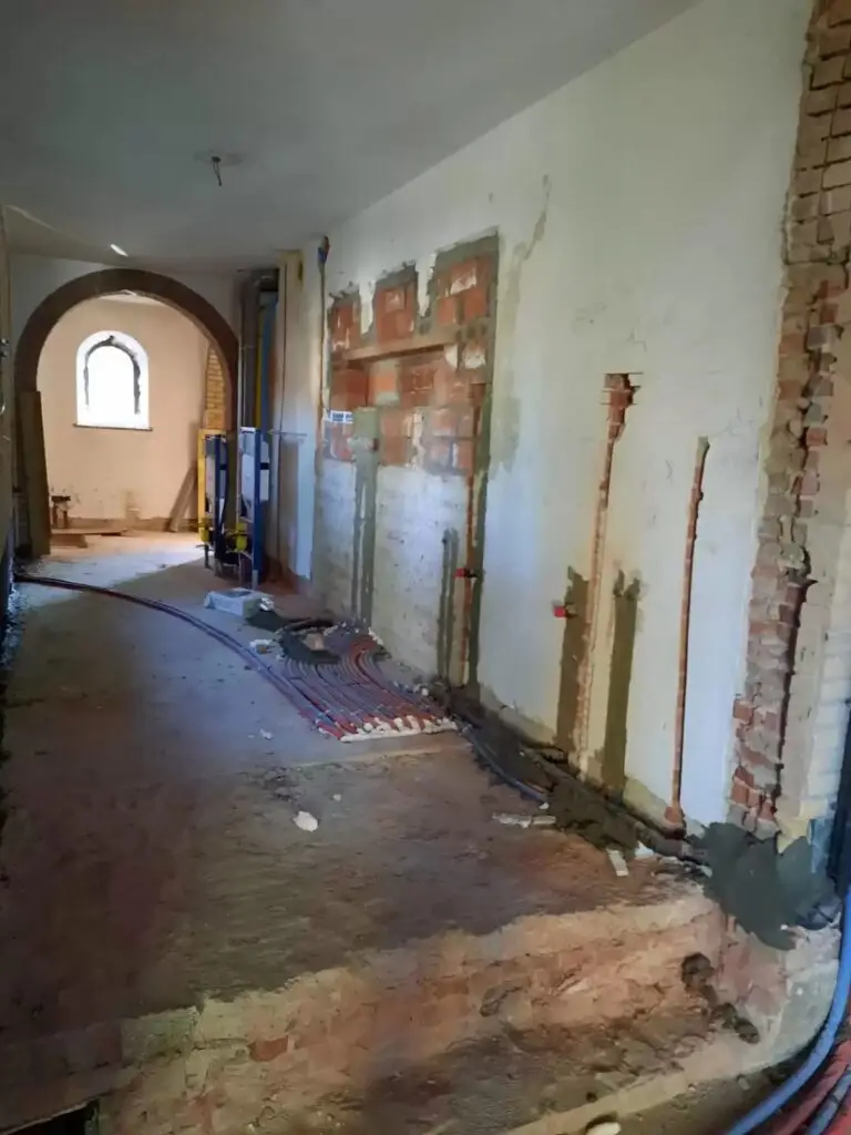 Leidingen langs de muren van de kapel, project Installatie kapel Turnhout
