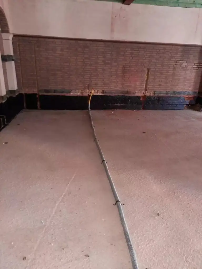 Leidingen in de afgewerkte chape, project Installatie kapel Turnhout