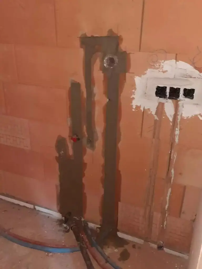 Ingewerkte leidingen in de muur, project Installatie kapel Turnhout