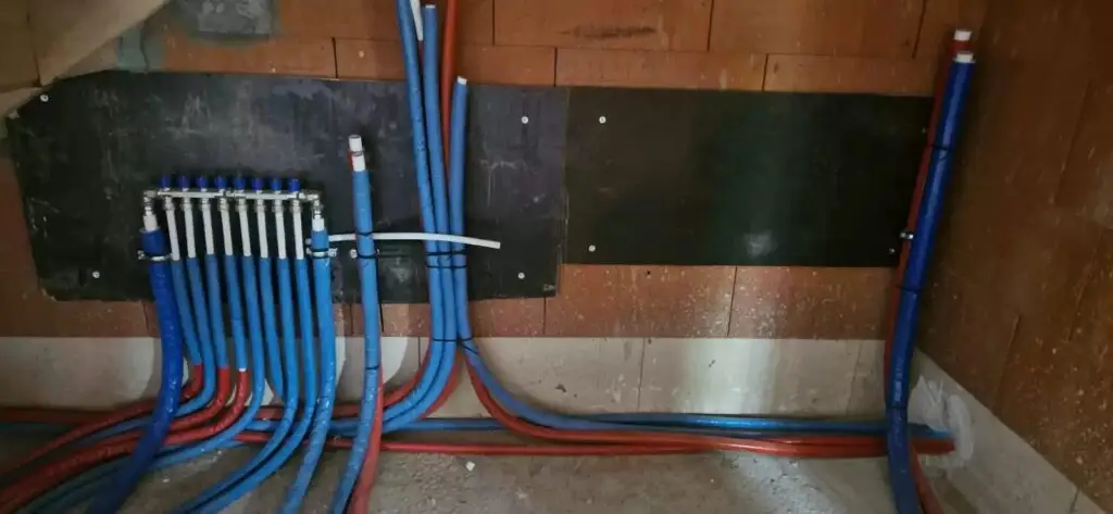 Verdeler met leidingen voor vloerverwarming, project Zelfbouwer S.C.