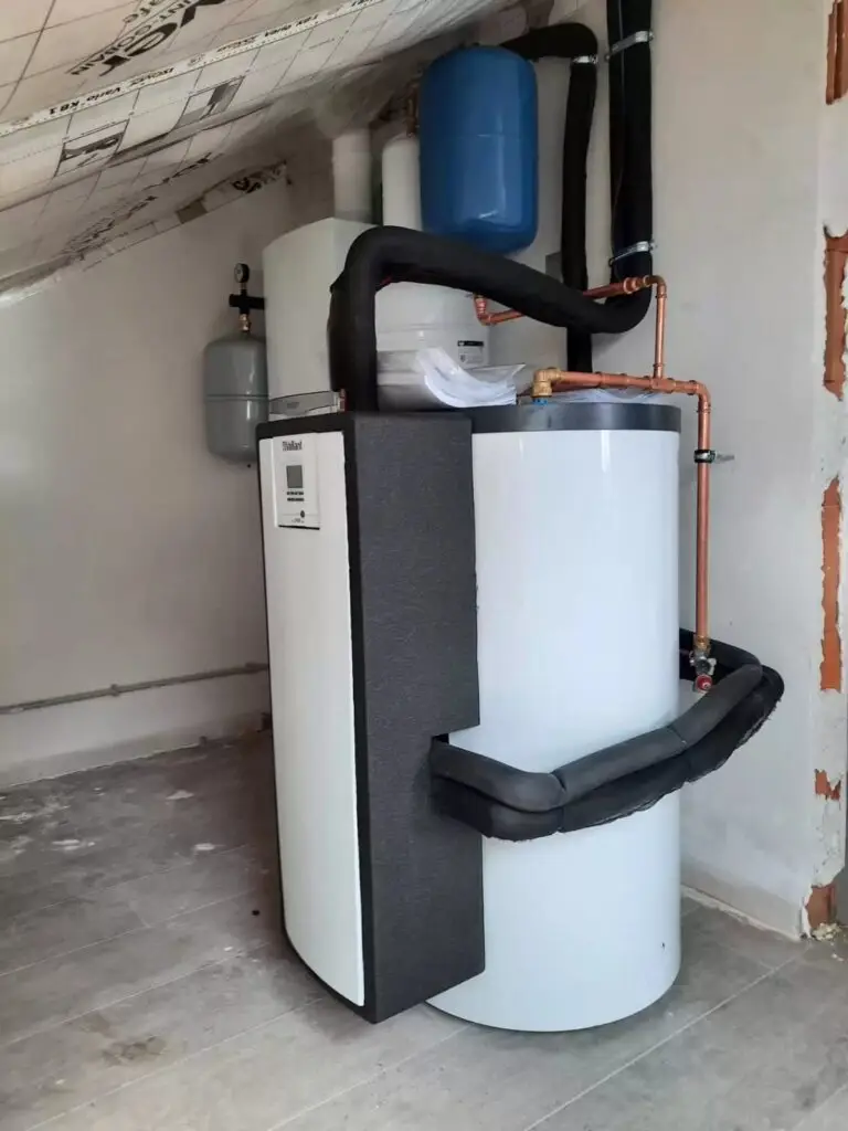Zonneboiler met leidingen, realisatie Aqua & Fire