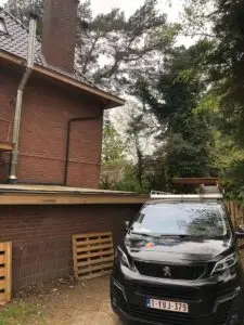 Bestelwagen van Aqua & Fire bij de woning voor het onderhoud, project Onderhoud hout-en pelletkachel