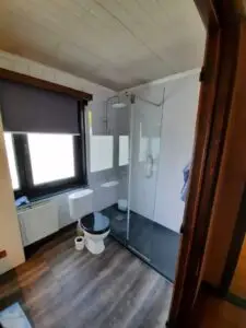 Badkamer met inloopdouche bij het raam, realisatie Aqua & Fire