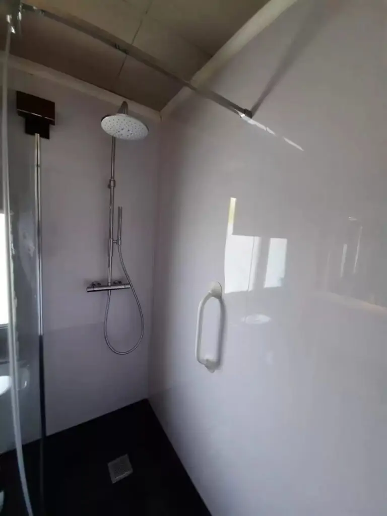 Douche met regendouche en thermostaatkraan, realisatie Aqua & Fire