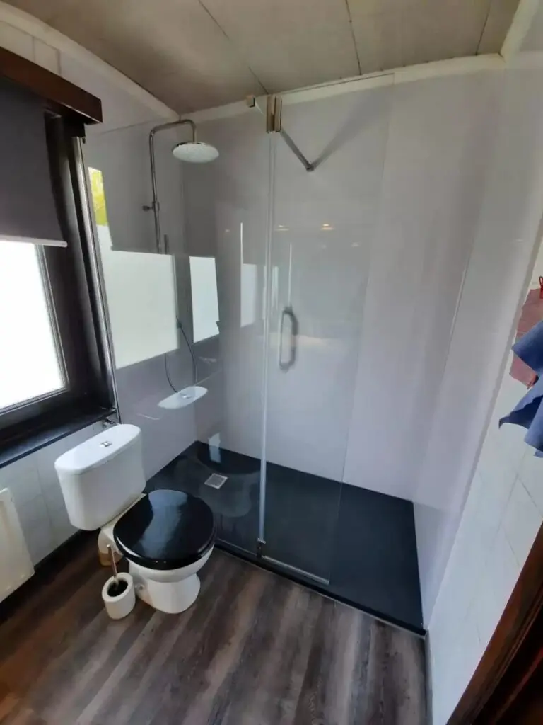 Inloopdouche met glazen wand, realisatie Aqua & Fire