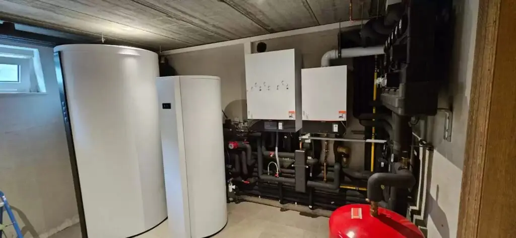 Technische ruimte met boilers en geïsoleerde leidingen, project Isolatiewerken Wessels