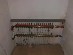 Twee collectoren van de vloerverwarming, project Totaalproject Kapellen