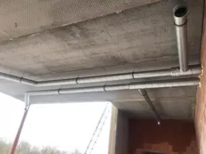 Ventilatiekanalen aan het betonnen plafond, realisatie Aqua & Fire