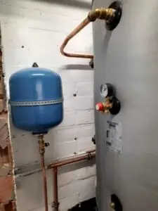 Zonneboiler met blauw expansievat, realisatie Aqua & Fire