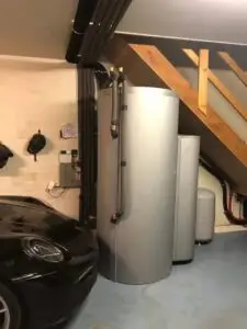 Buffervat in de garage onder de trap, realisatie Aqua & Fire