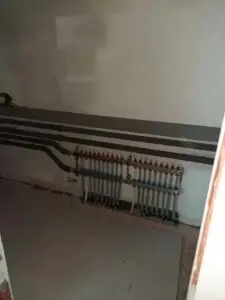 Leidingen en collector langs de muur, realisatie Aqua & Fire