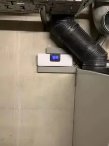 Regelaar en ventilatiekanaal aan de muur, project Totaalproject Meerhout