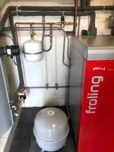 Fröling-pelletkachel met expansievat, realisatie Aqua & Fire