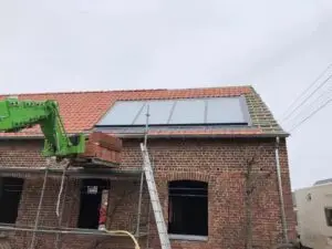 Hoogwerker bij de plaatsing van de panelen op het dak, realisatie Aqua & Fire